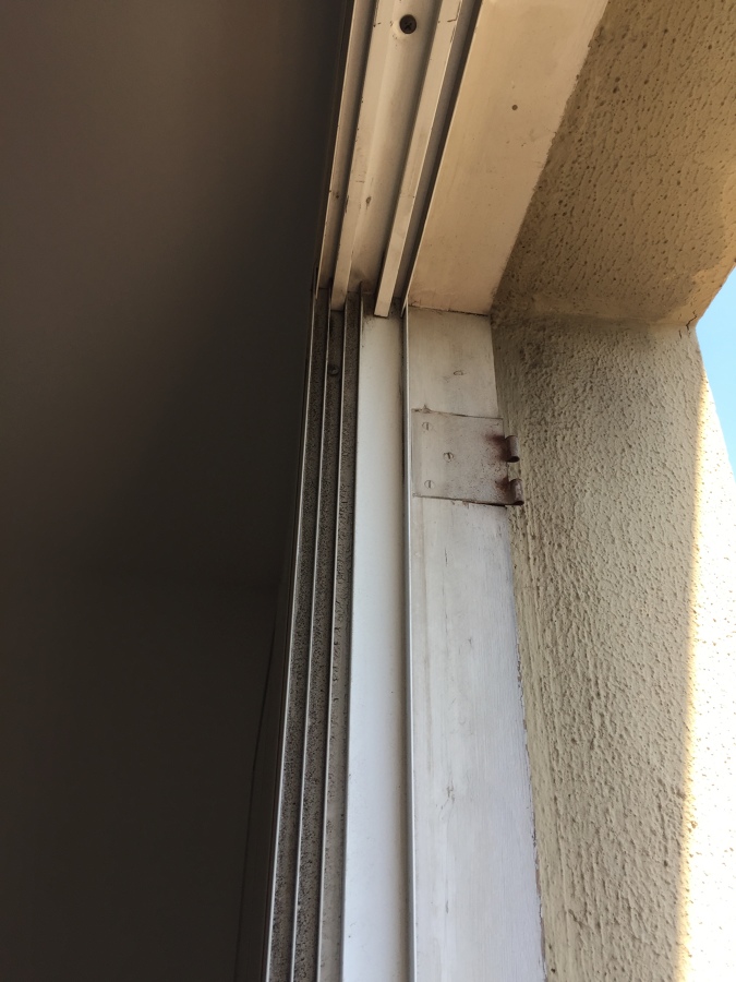 Antiguo marco de aluminio en estado lamentable