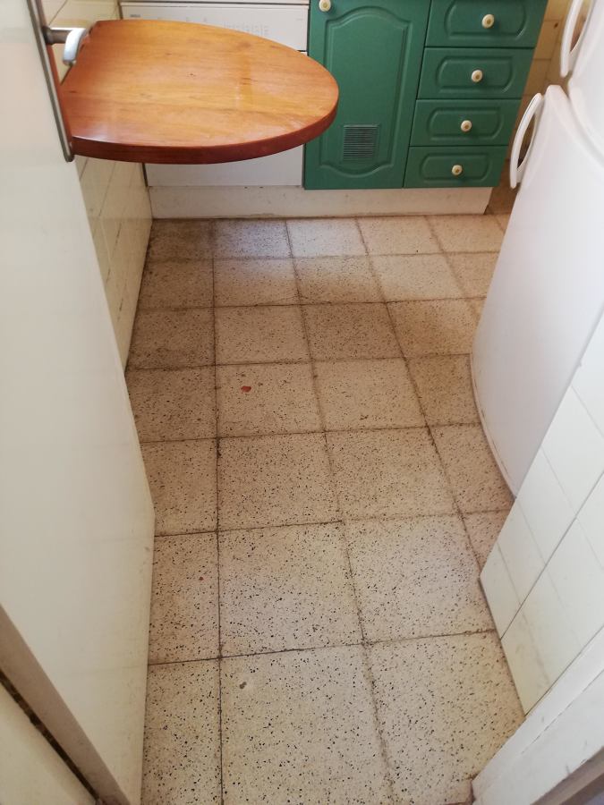 Antiguo suelo y muebles de la cocina.