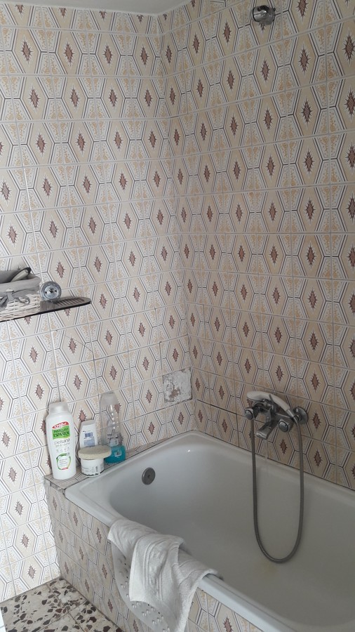 Antiguos azulejos y bañera