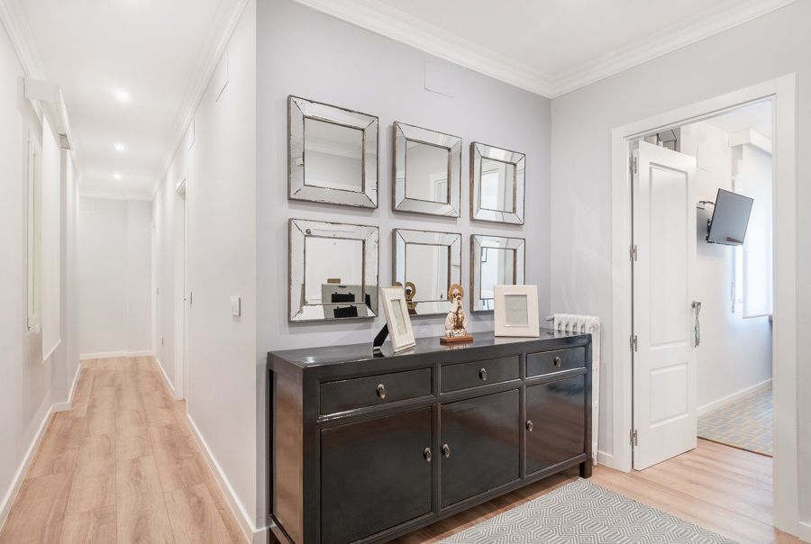 Aparador antiguo restaurado en hall clásico