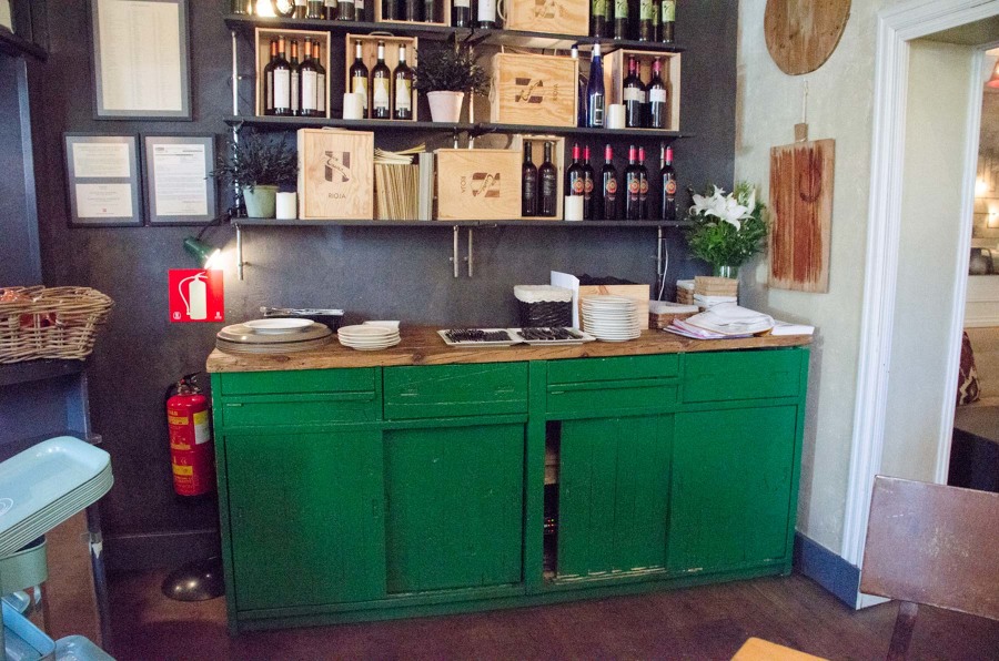 Aparador auxiliar restaurado a base  de un banco de taller 