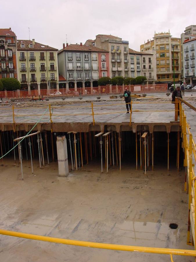 Aparcamiento antiguo apuntalado.