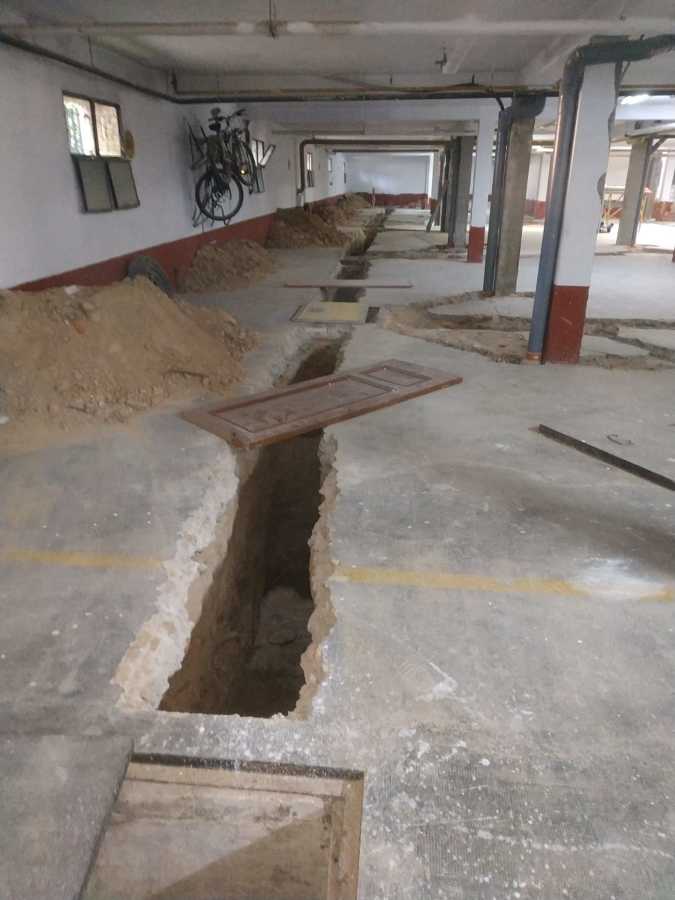 Apertura de zanjas en garaje para colocación de nuevos tubos