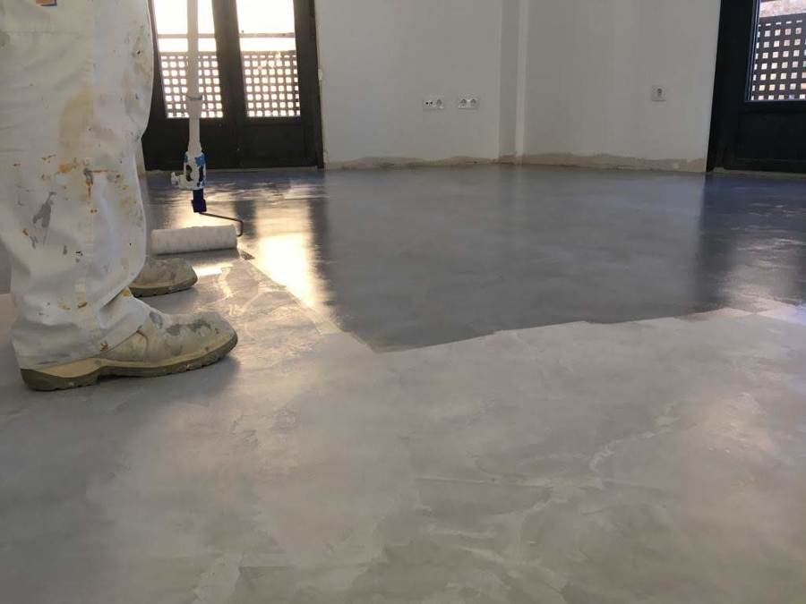 APLICACION BARNIZ MICROCEMENTO