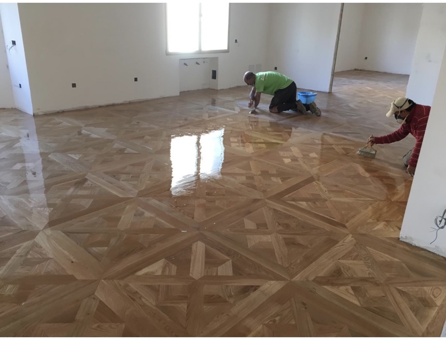 Aplicación barniz salon