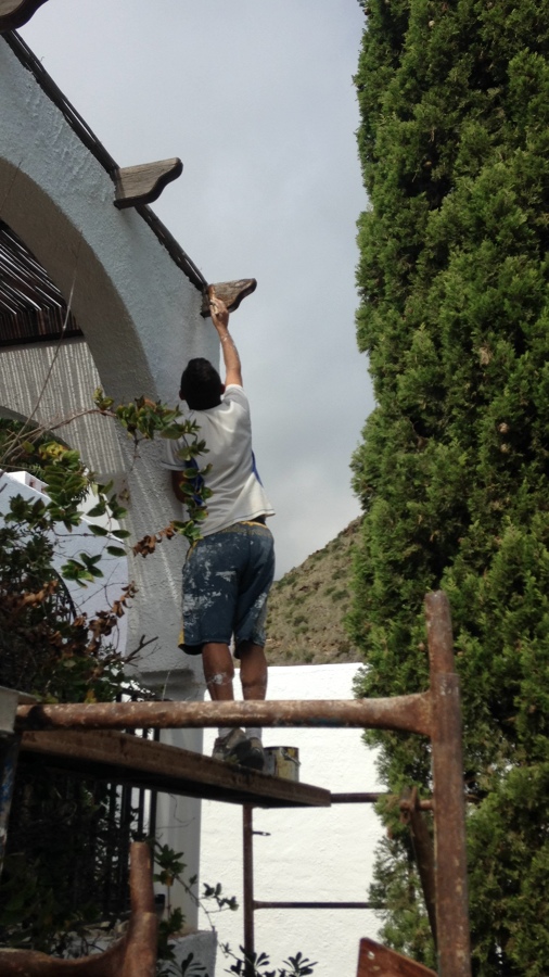 Aplicación de barniz especial en madera de porche