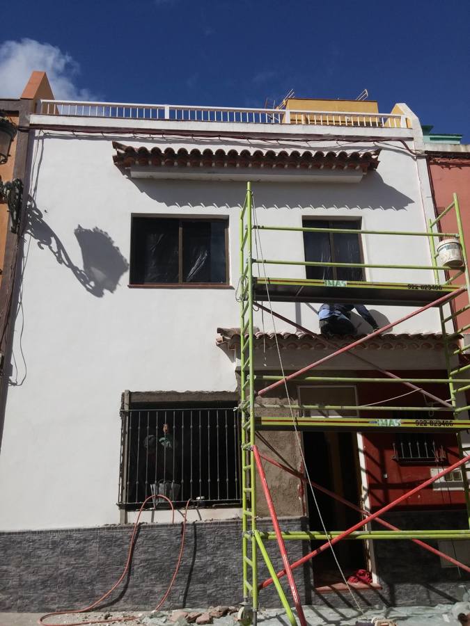 Aplicación de mortero blanco fino.