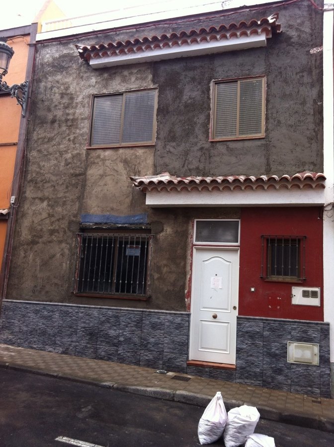 Aplicación de mortero gris con malla de fibra de vídrio.