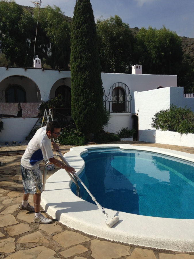 Aplicación de pintura especial borde de la piscina