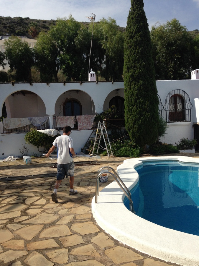 Aplicación de pintura especial para borde de la piscina