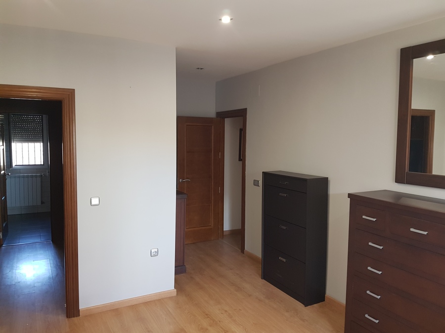 Aplicación de pintura plástica gris claro liso en paramentos horizontales