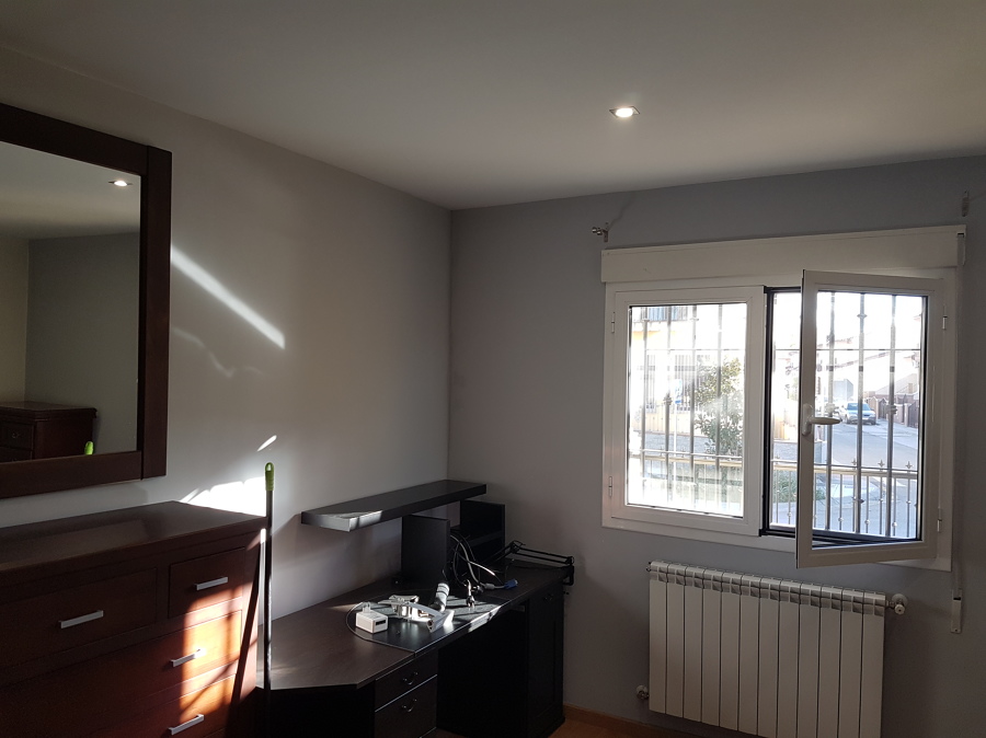 Aplicación de pintura plástica gris claro liso en paramentos horizontales 