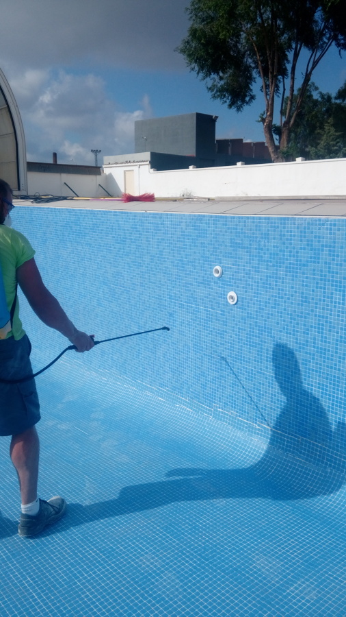 aplicación del tratamiento anti algas