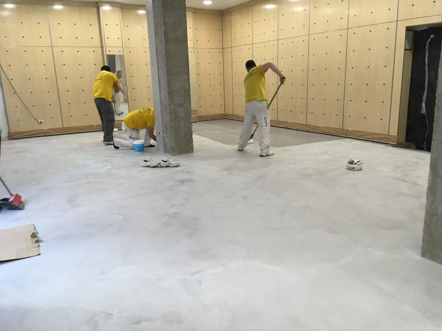 APLICACION MICROCEMENTO EN LOCAL