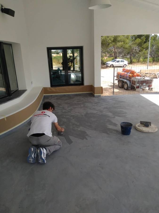 Aplicación microcemento en suelo exterior.