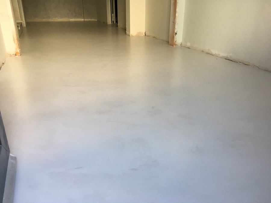 APLICACION MICROCEMENTO SUELO COLOR BLANCO