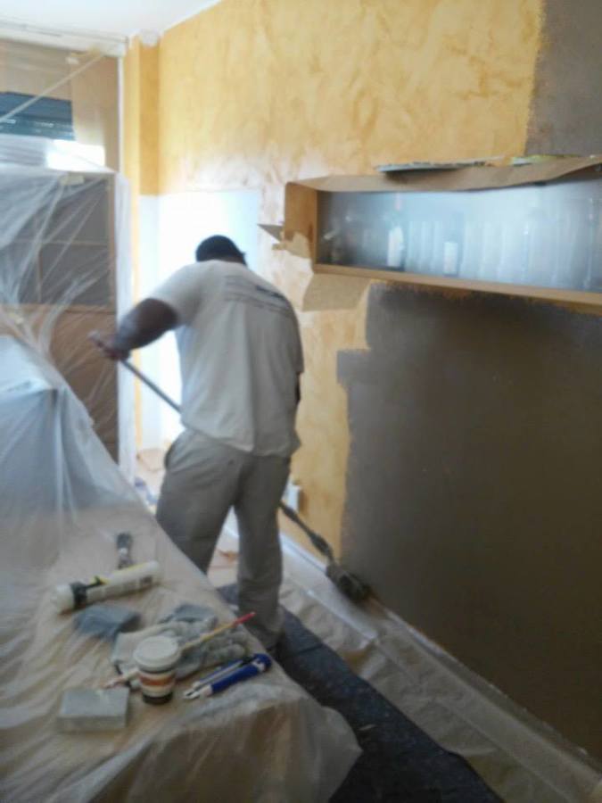 Aplicando 1ª Capa del color Marron 