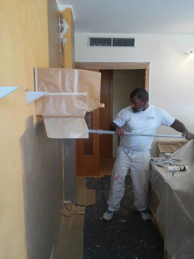 Aplicando 1ª Capa del color Marron pared lateral derecho Sala de estar.