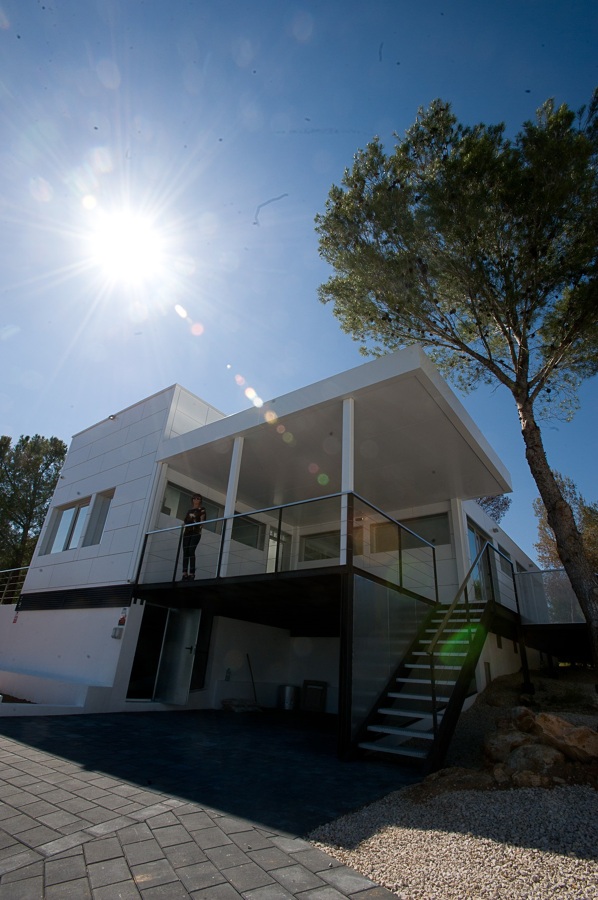 Aprovechamos los desniveles para la ubicación de cochera y sala de máquinas