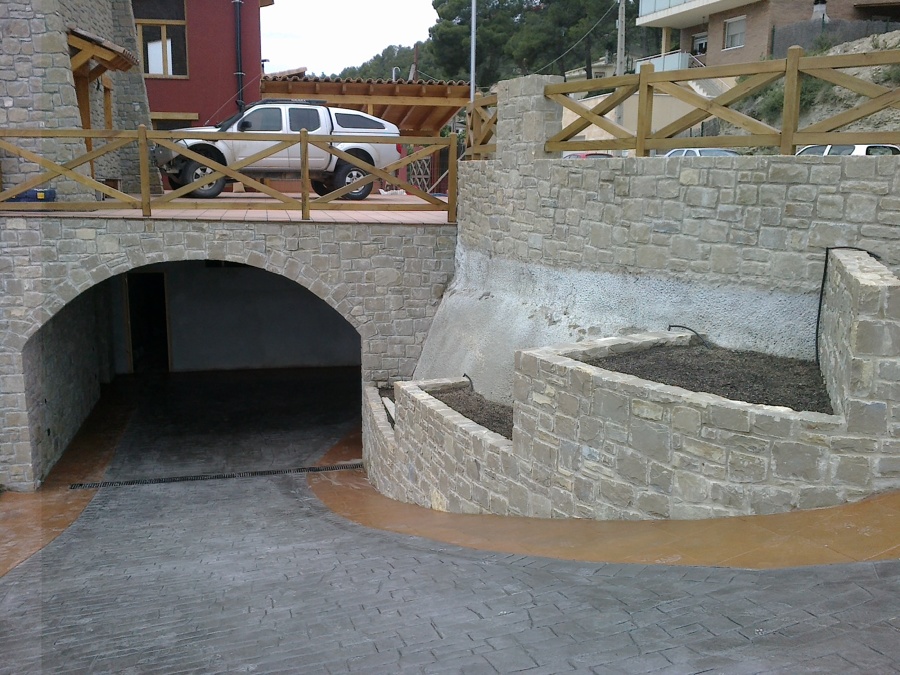 arco de piedra y jardinera