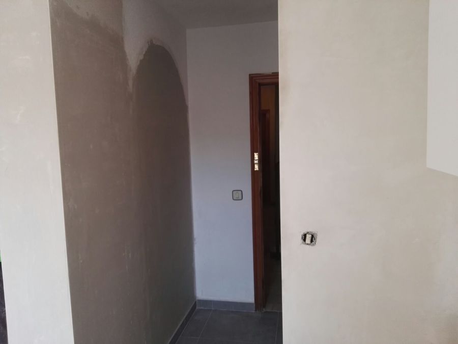 Arco enyesado, desde la cocina.