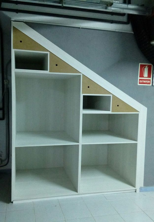 ARMARIO A MEDIDA HUECO ESCALERA.