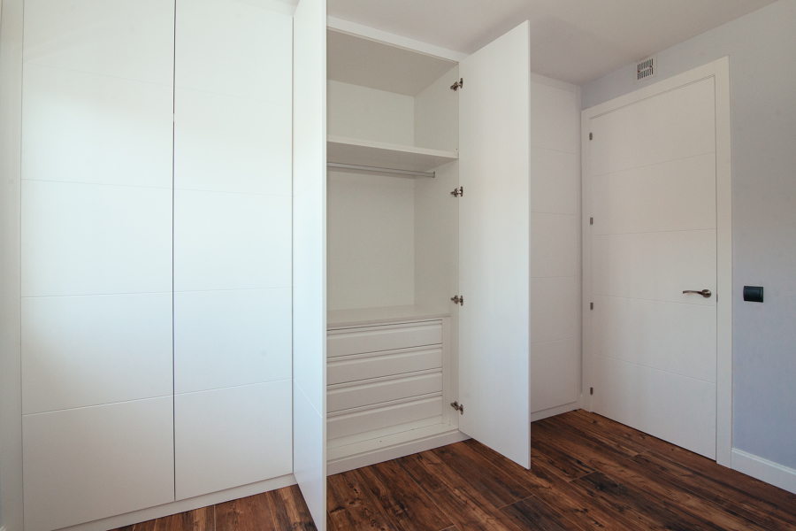 Armario abatible lacado en blanco