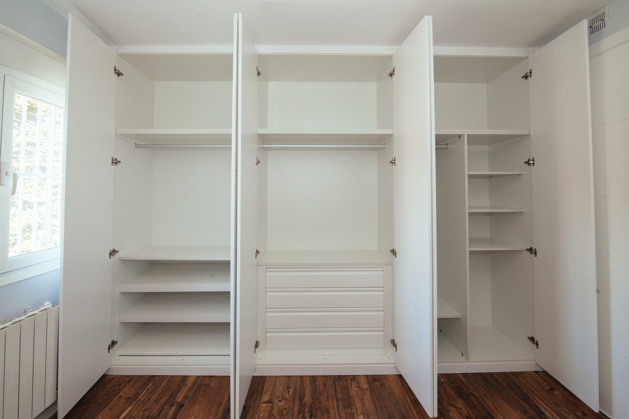 Armario abatible lacado en blanco