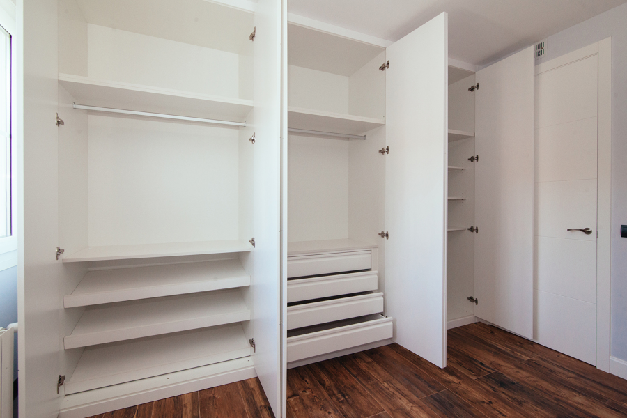 Armario abatible lacado en blanco