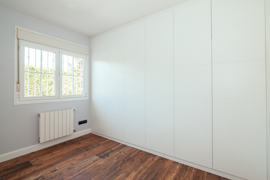 Armario abatible lacado en blanco