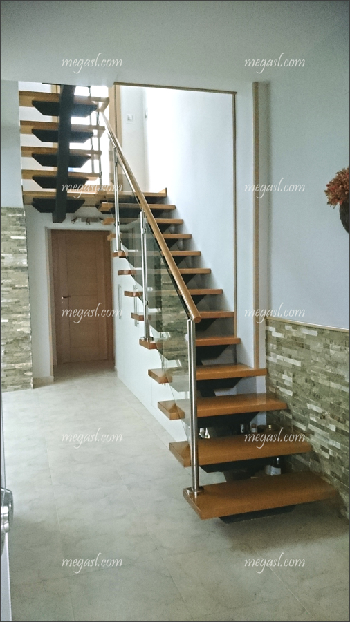 Armario abuhardillado, bajo escalera.