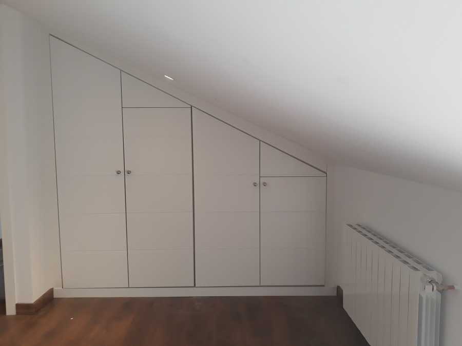 Armario abuhardillado con puertas
