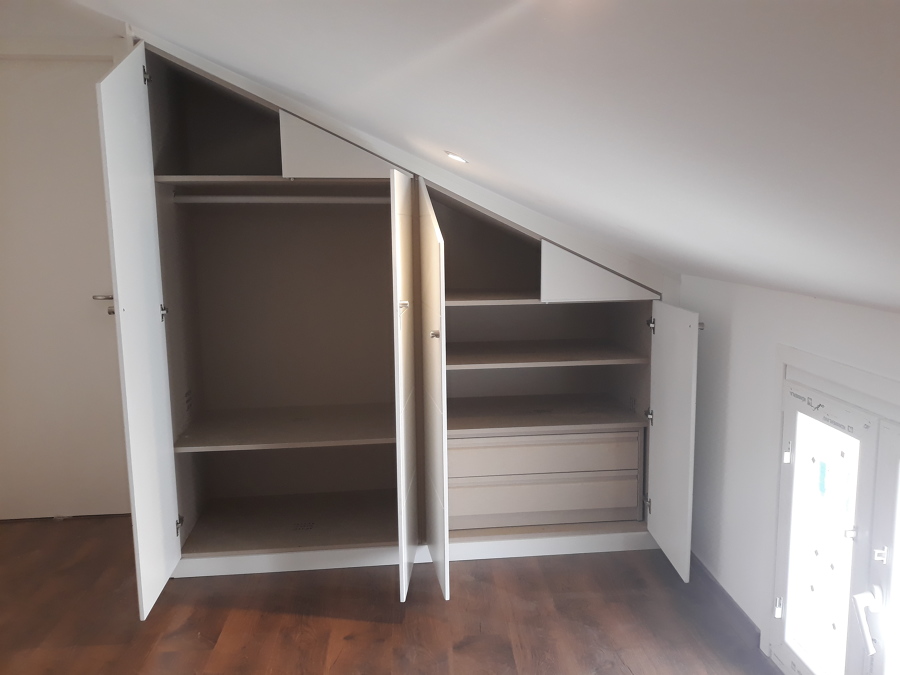 Armario abuhardillado puertas abiertas