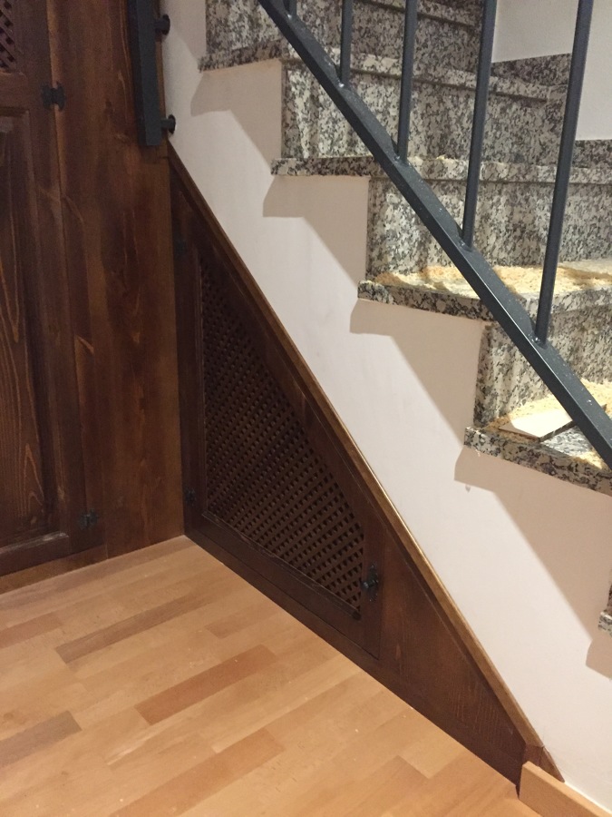 Armario bajo escalera con puerta triangular