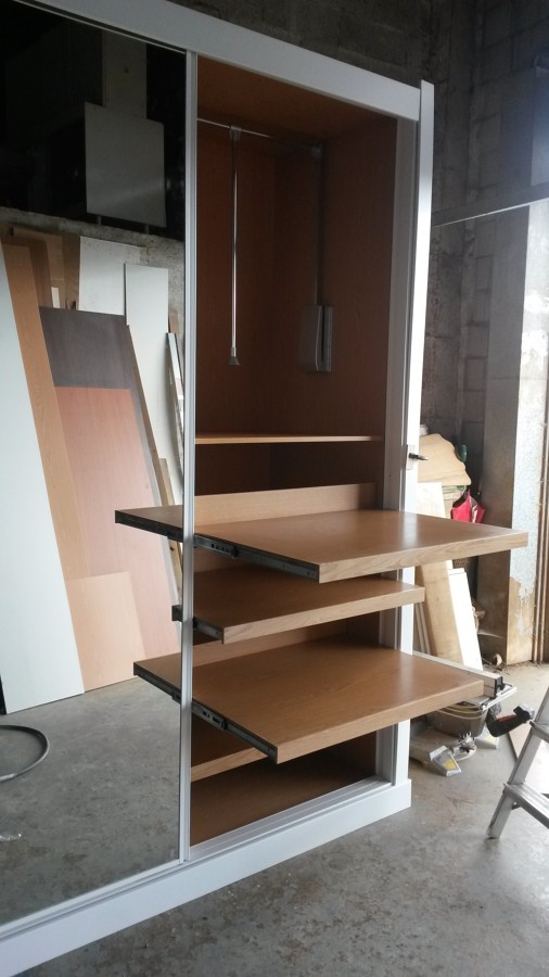 Armario con estantes extraibles