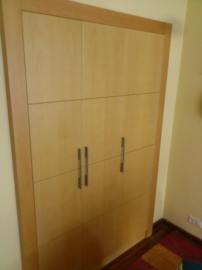 Armario con frente en madera natural