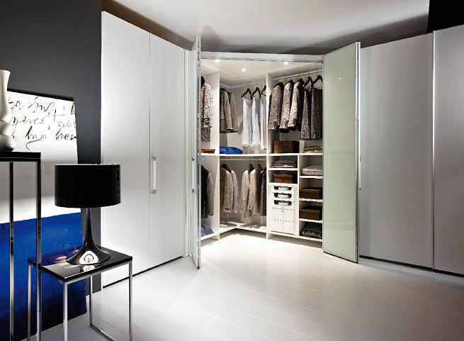 ARMARIO CON ILUMINACIÓN INTERIOR