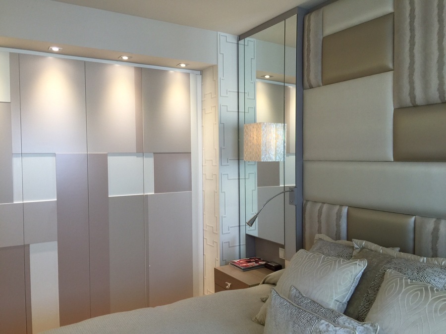 Armario con luz integrada en apertura