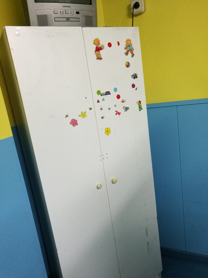 Armario con pegatinas