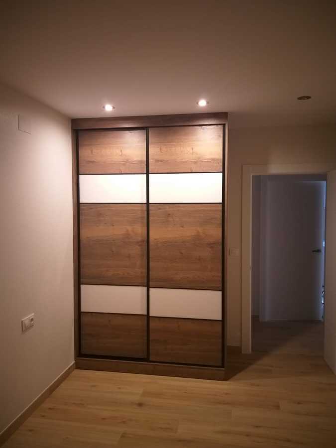 ARMARIO CON PUERTAS CORREDERAS