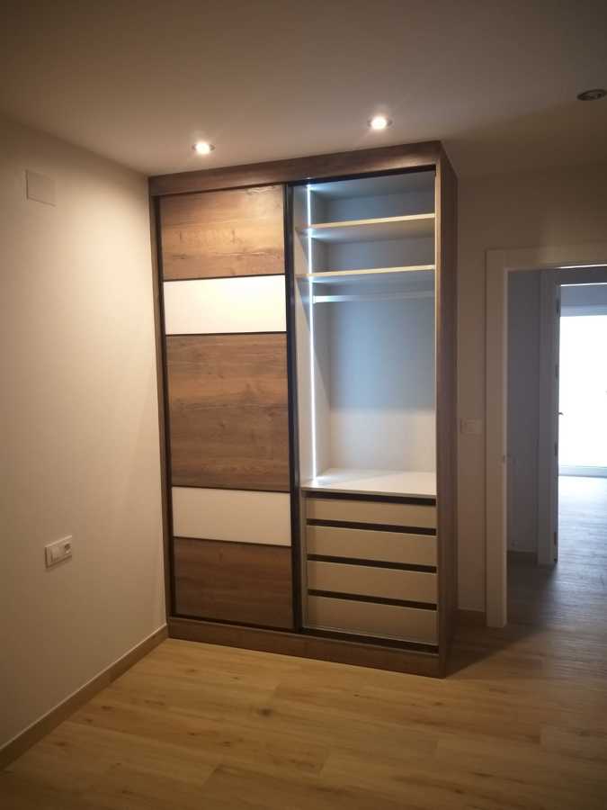 ARMARIO CON PUERTAS CORREDERAS