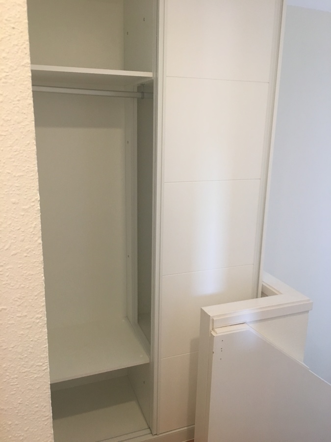 Armario corredera hueco escalera