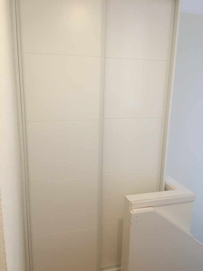 Armario corredera hueco escalera