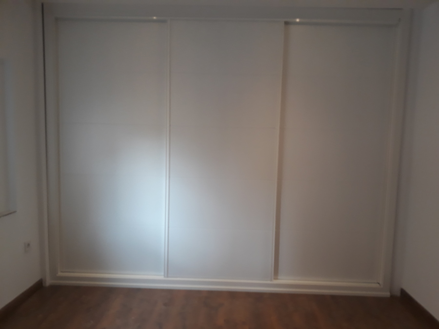 Armario corredero con puertas de suelo a techo