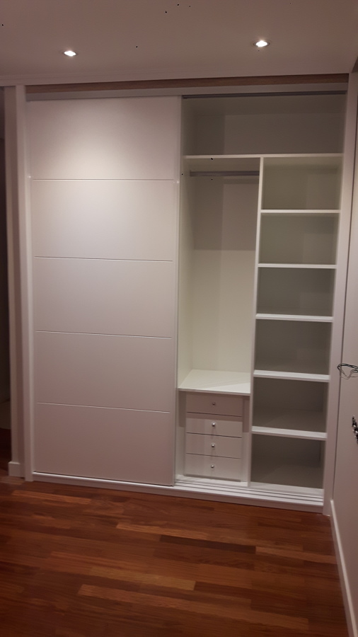 Armario de 2 cuerpos con divisoria y cajonera