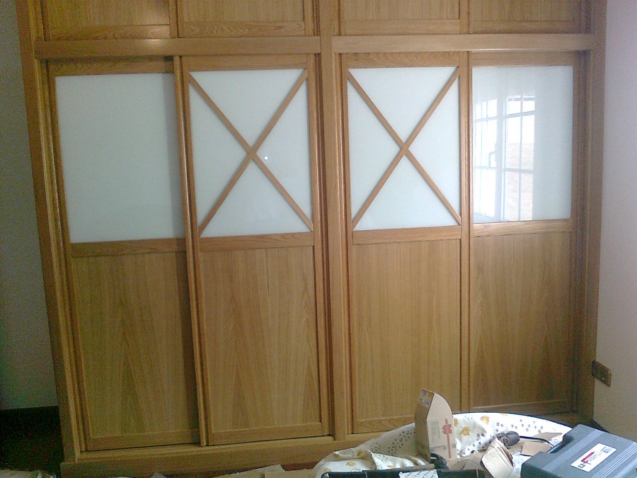 Armario de corredera en castaño