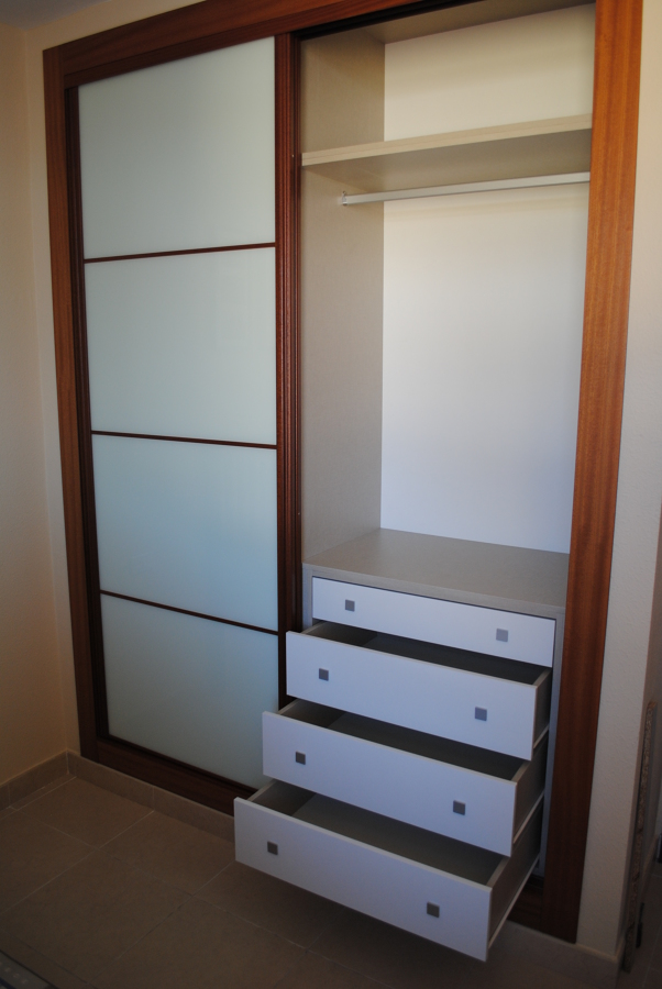 Armario de puertas correderas