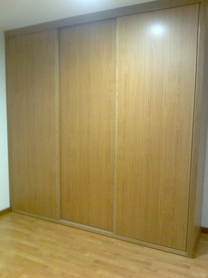 Armario de roble con costado visto