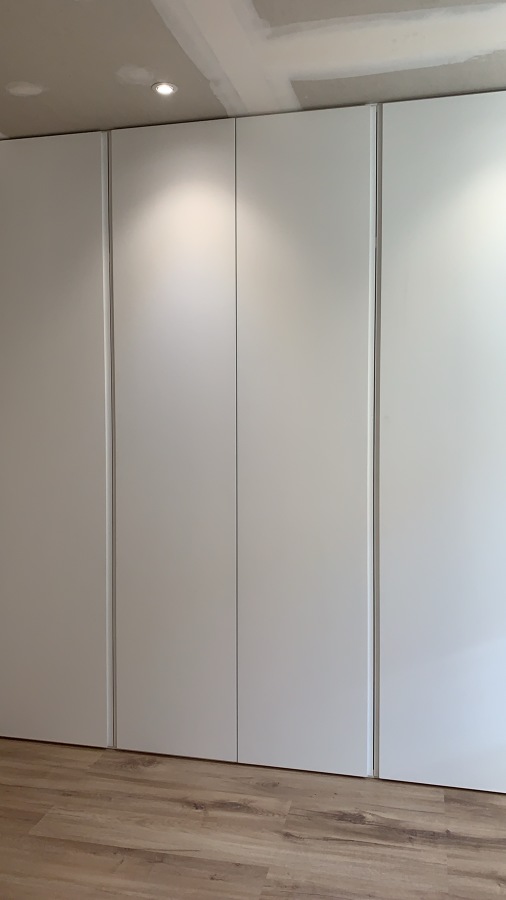 Armario de suelo a techo en dormitorio