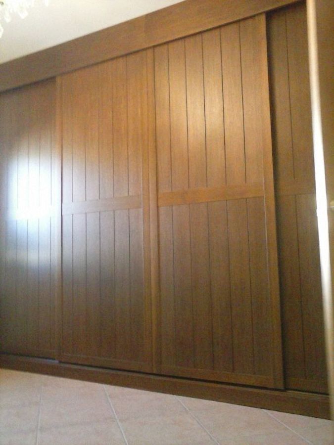 Armario deslizante teñido según muestra